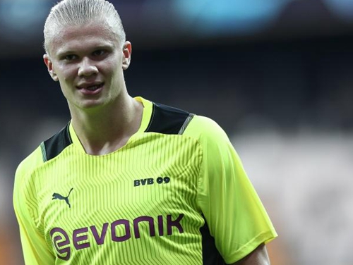 足球欧联杯精彩倒钩破门当选本周最佳进球（欧联杯惊艳倒钩破门获评本周最佳进球）