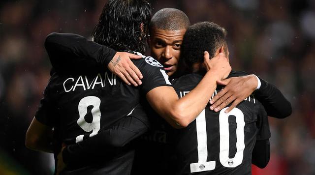 足球国足公开训练吸引千名球迷现场加油（国足公开训练吸引上千球迷到场助威）