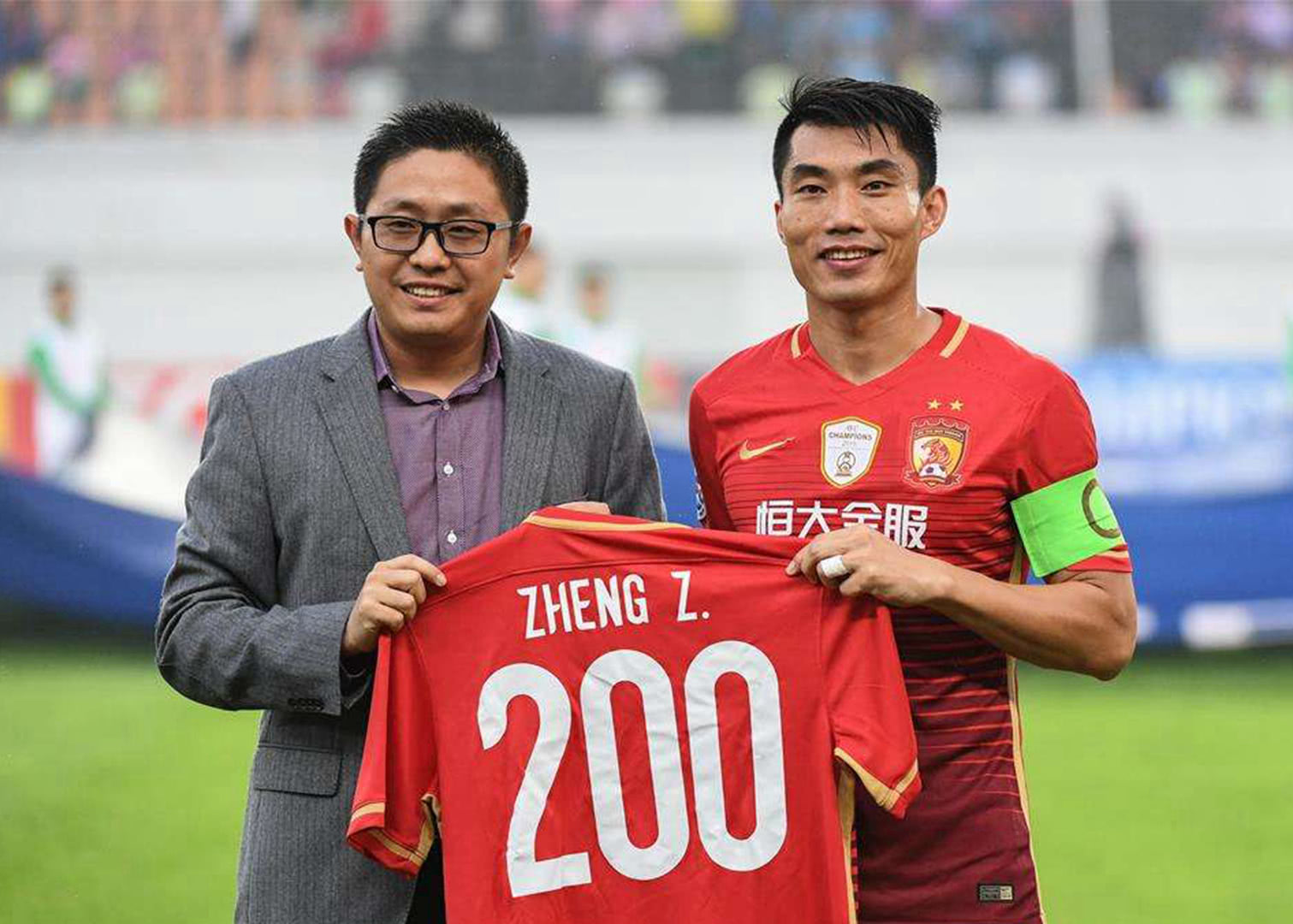 告别队长，热刺球员赛后在球场上将孙兴慜高高抛起