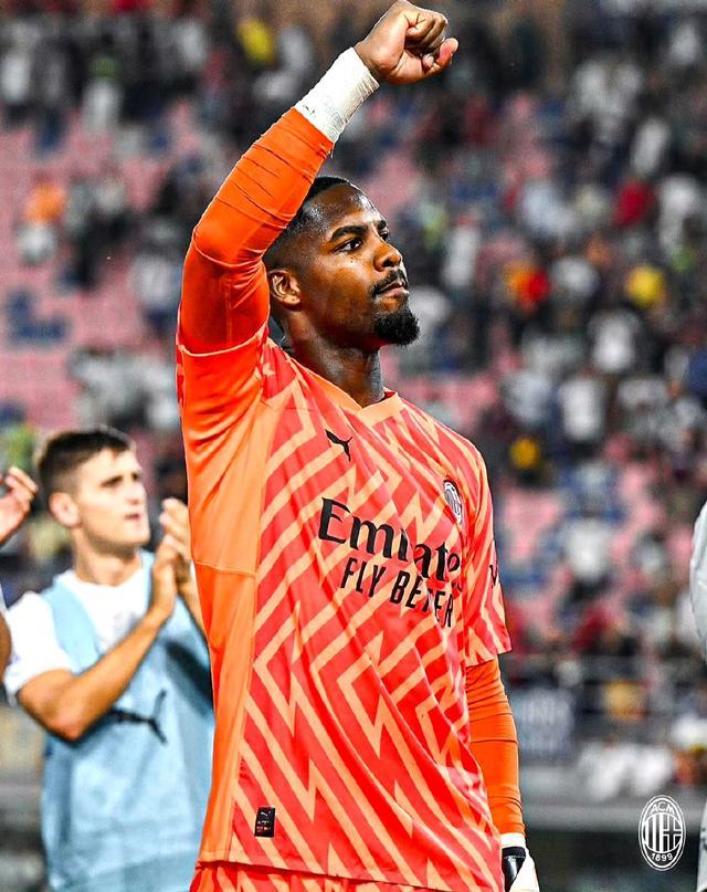 欧联对阵格拉茨风暴，卡拉布里亚打进挑球过人后精彩进球