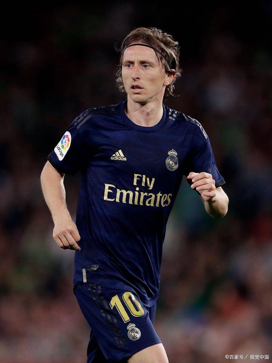 怀特30分钟内砍30+7+9+5三分，绿军队史首人